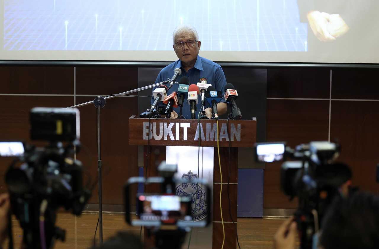 Setiausah Agung Bersatu Hamzah Zainudin berucap di Bukit Aman hari ini. Gambar: Bernama