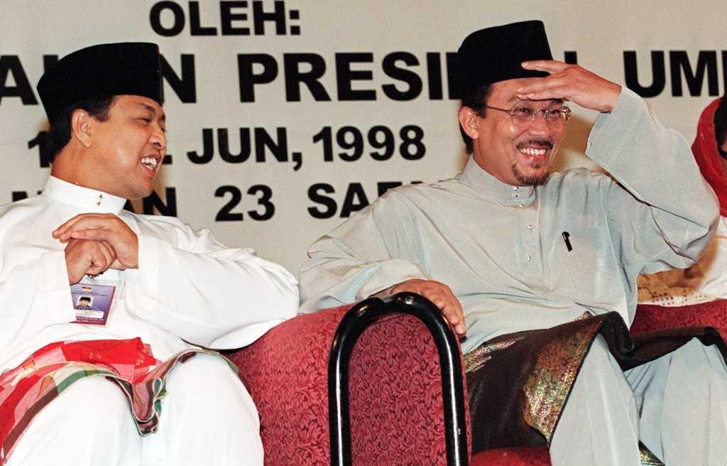 Anwar Ibrahim (right) and Ahmad Zahid Hamidi share a light moment together before an Umno event in 1998. 
