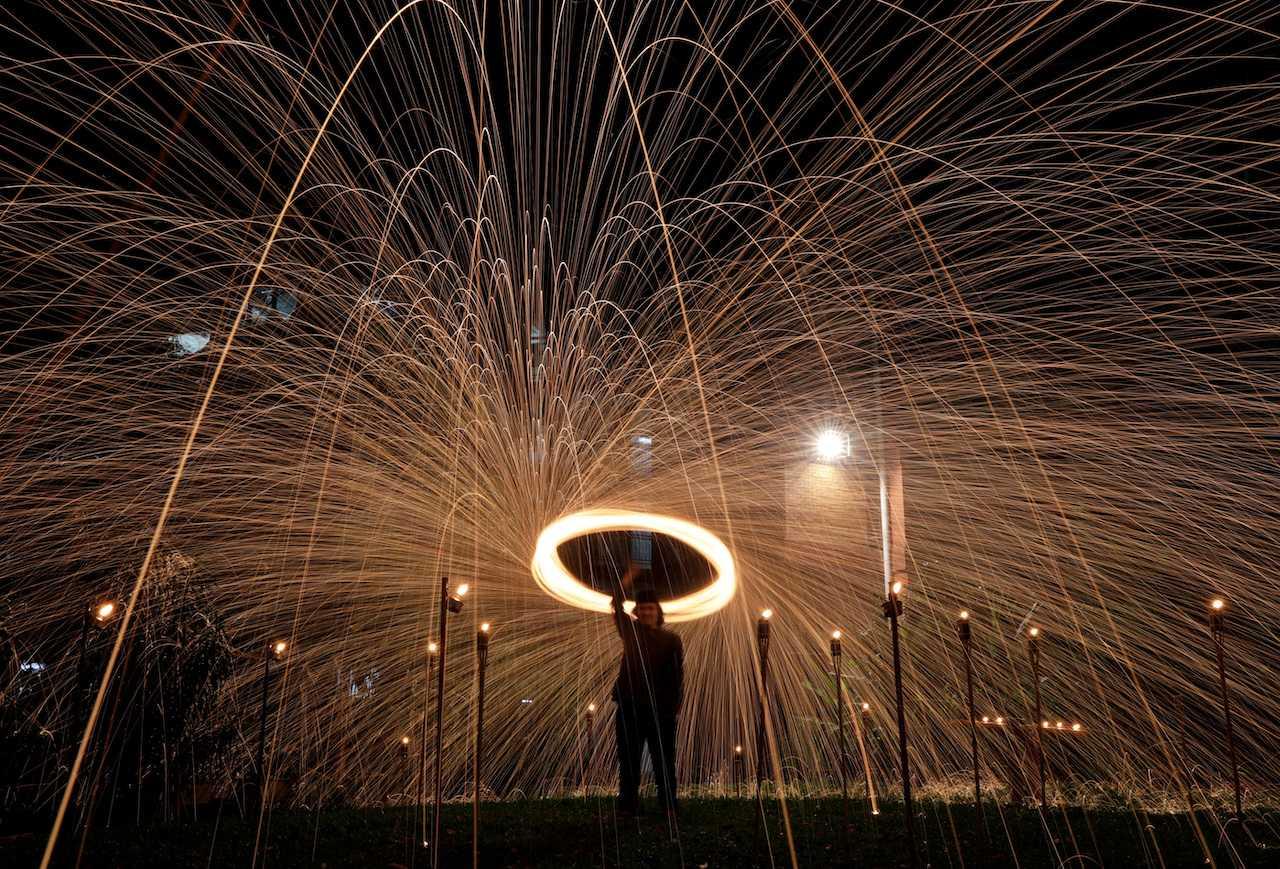 A man plays with a sparkler during Ramadan in Kuala Lumpur, April 16. Photo: Reuters