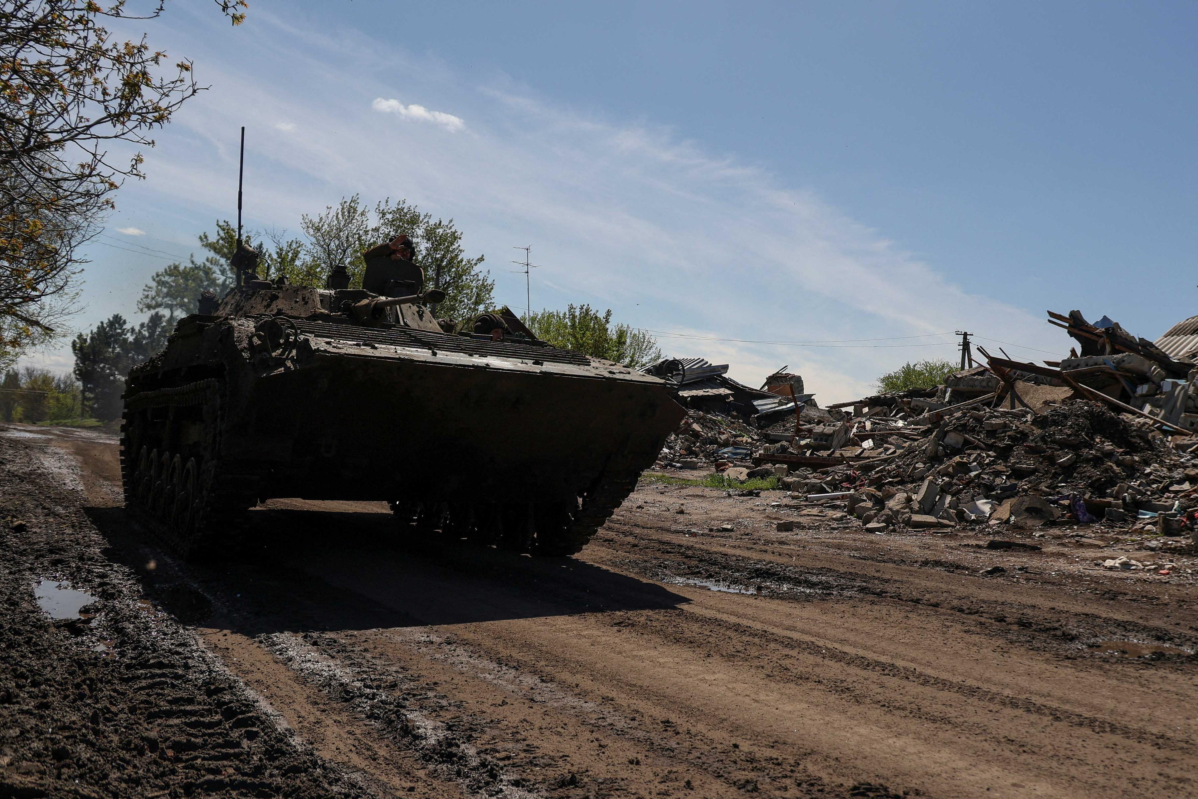 Ukrainian service members ride atop of a BMP-2 armoured fighting vehicle near a front line, amid Russia's attack on Ukraine, in Donetsk region, Ukraine May 2. Photo: Reuters