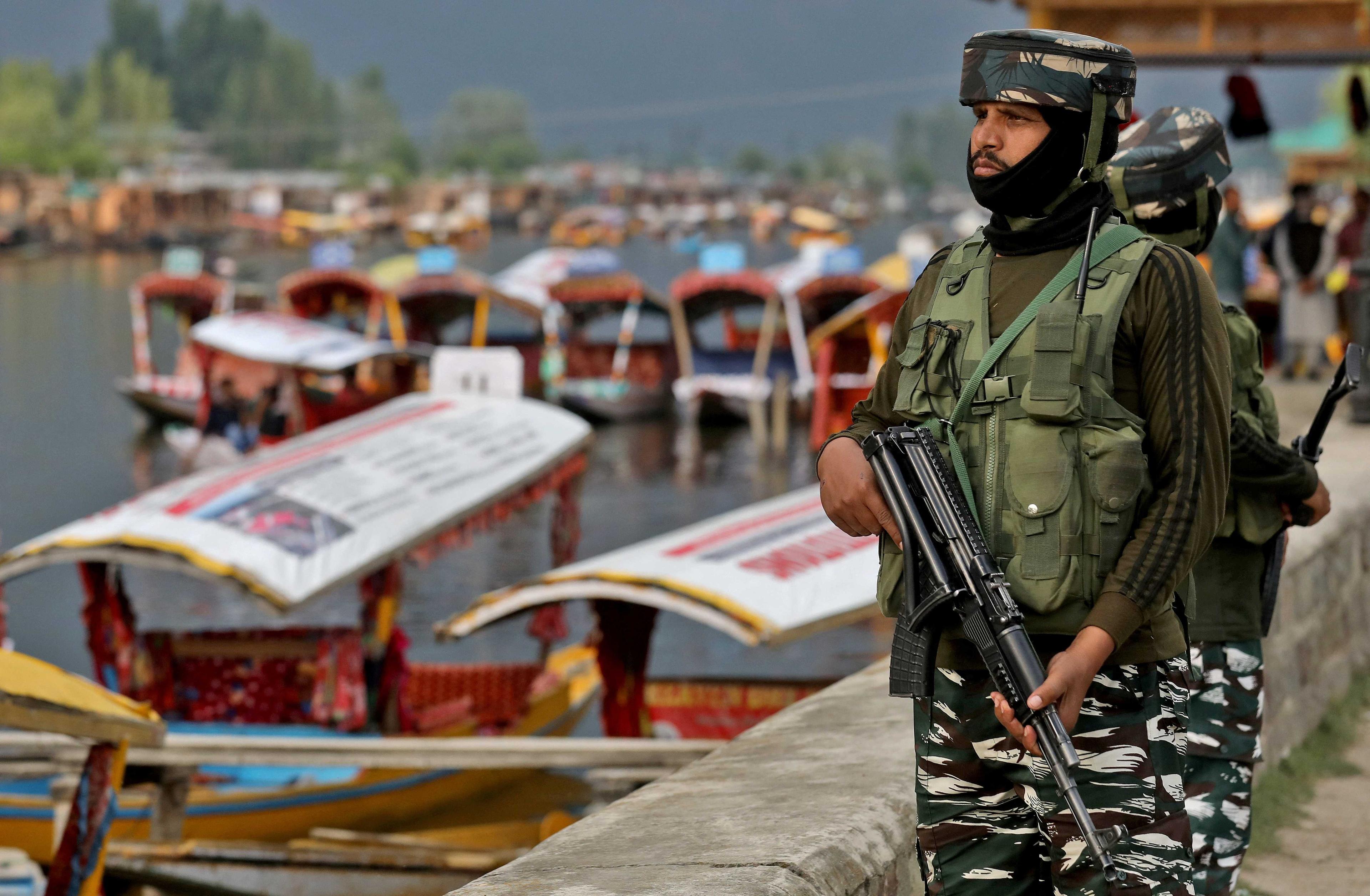 India's Central Reserve Police Force personnel stand guard on the banks of Dal Lake, a famous tourist attraction, in Srinagar May 26, 2022. Photo: Reuters