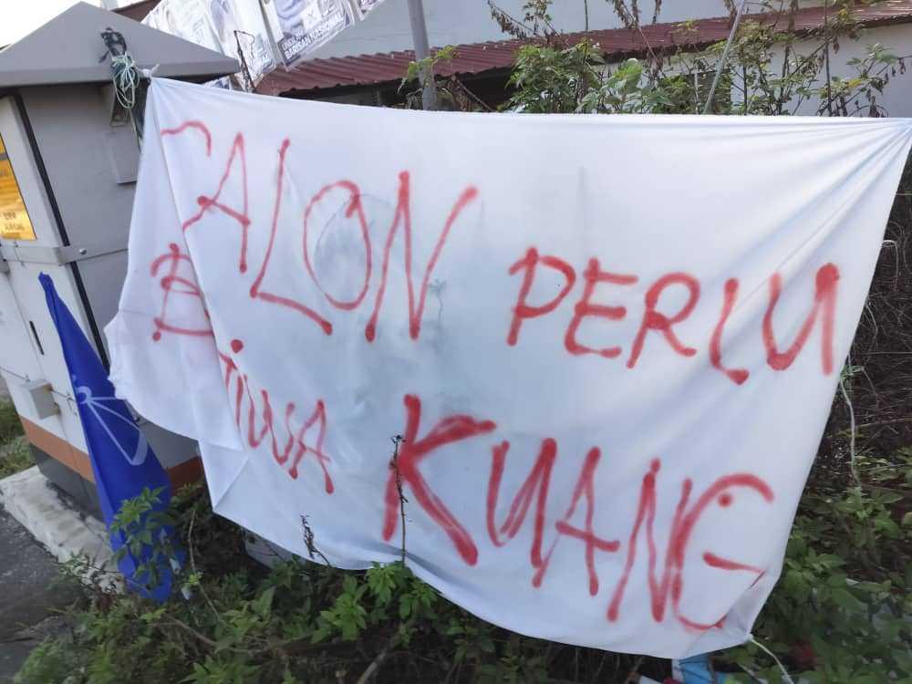 Sepanduk yang menyokong calon tempatan di Kuang menjelang pilihan raya negeri Selangor pada 12 Ogos.