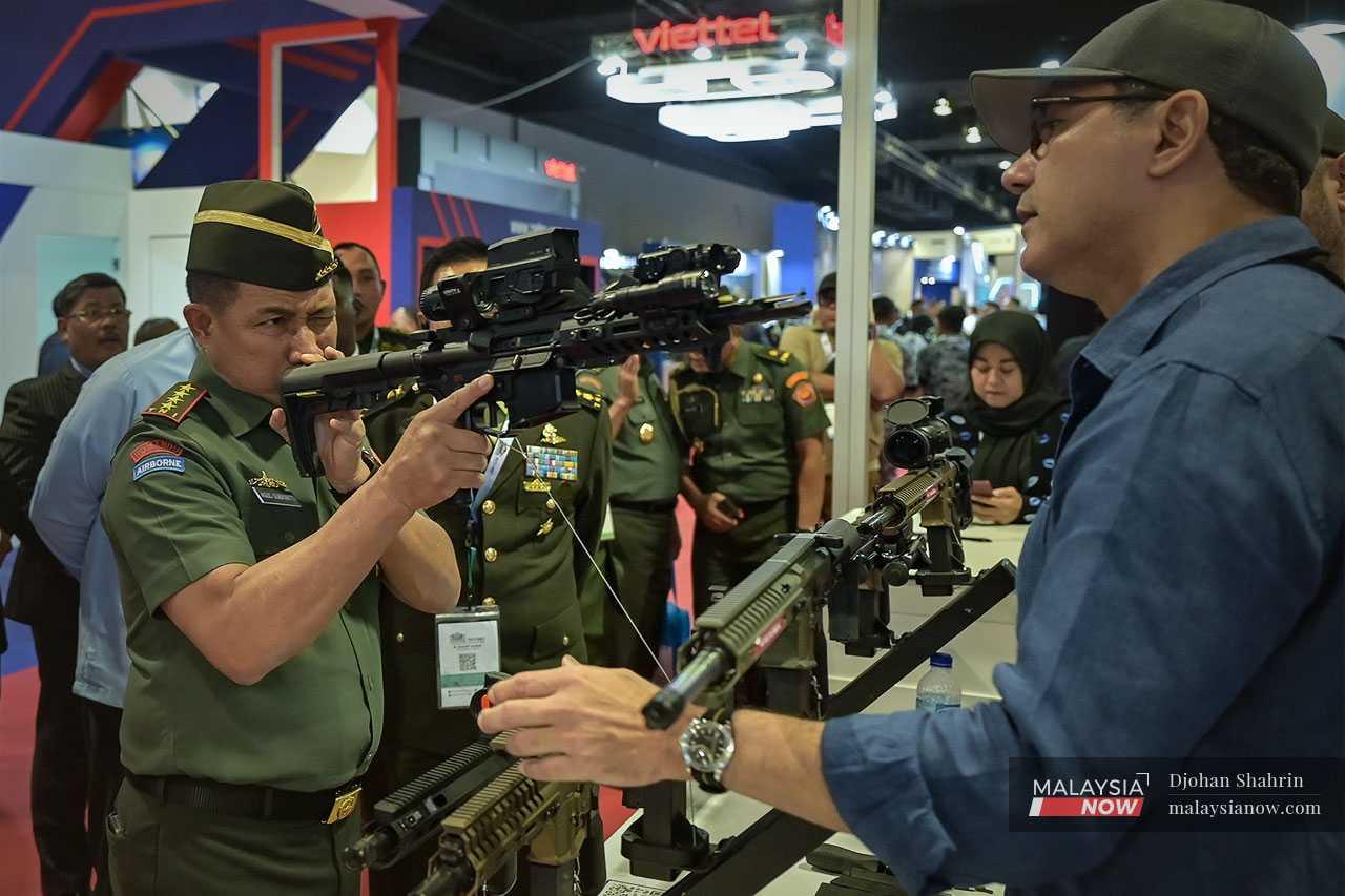 Indonesian army commander Agus Subiyanto tries out US-made POF weapons.