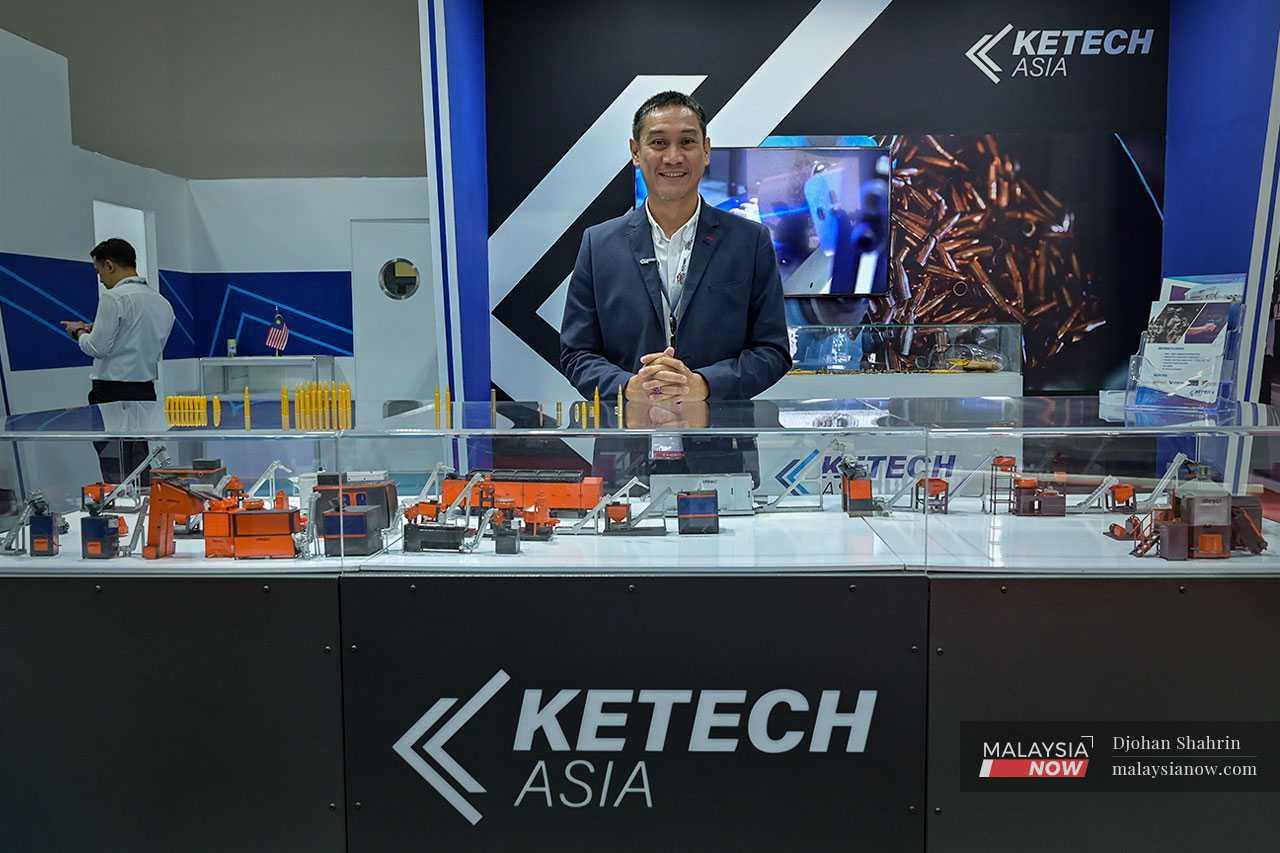 Pengurus besar operasi Ketech Asia Amm Mashor Maharis Abdul Wahab bersama replika kilang peluru di Kuala Lipis, Pahang.