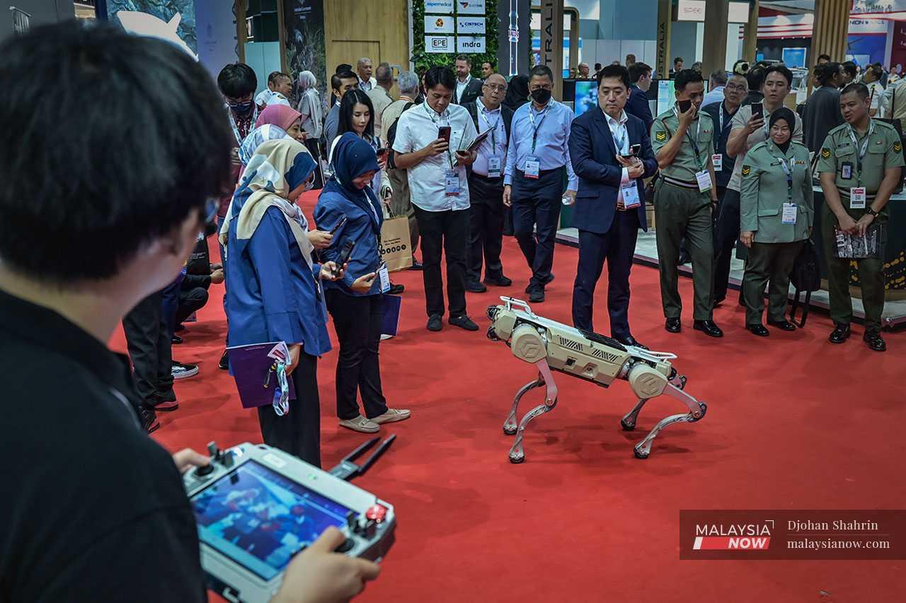 Robot anjing yang dikenali sebagai Detective Quadrupped, buatan Intelligizmo (Zhijian) Intelligent Equipment Co.