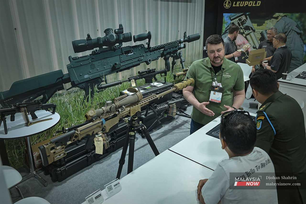 A Leupold spokesman briefs Malaysian defence personnel on the company's weapons technology.