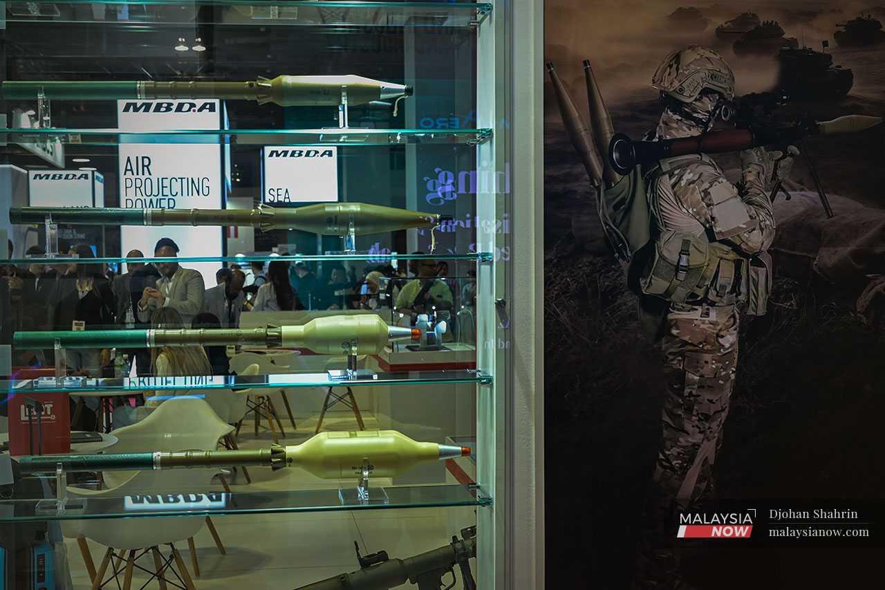 Bom tangan RPG anti-kereta kebal juga dipamerkan di pameran itu.
