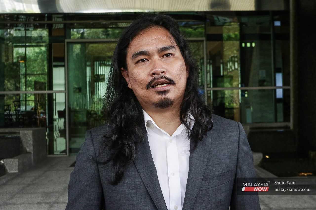 Peguam Zaid Malek menggesa Putrajaya menegakkan perlembagaan dalam isu kemasukan sementara pelajar bukan Bumiputera ke UiTM.