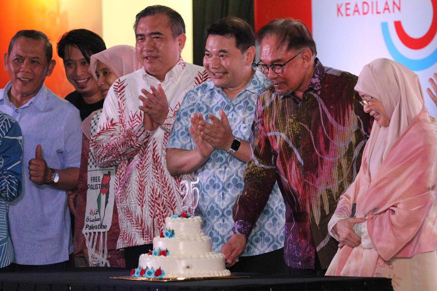 Kehadiran ahli keluarga Anwar Ibrahim dalam PKR menjadikannya mustahil untuk Rafizi Ramli (tiga dari kanan) memenuhi cita-citanya menerajui parti itu.
