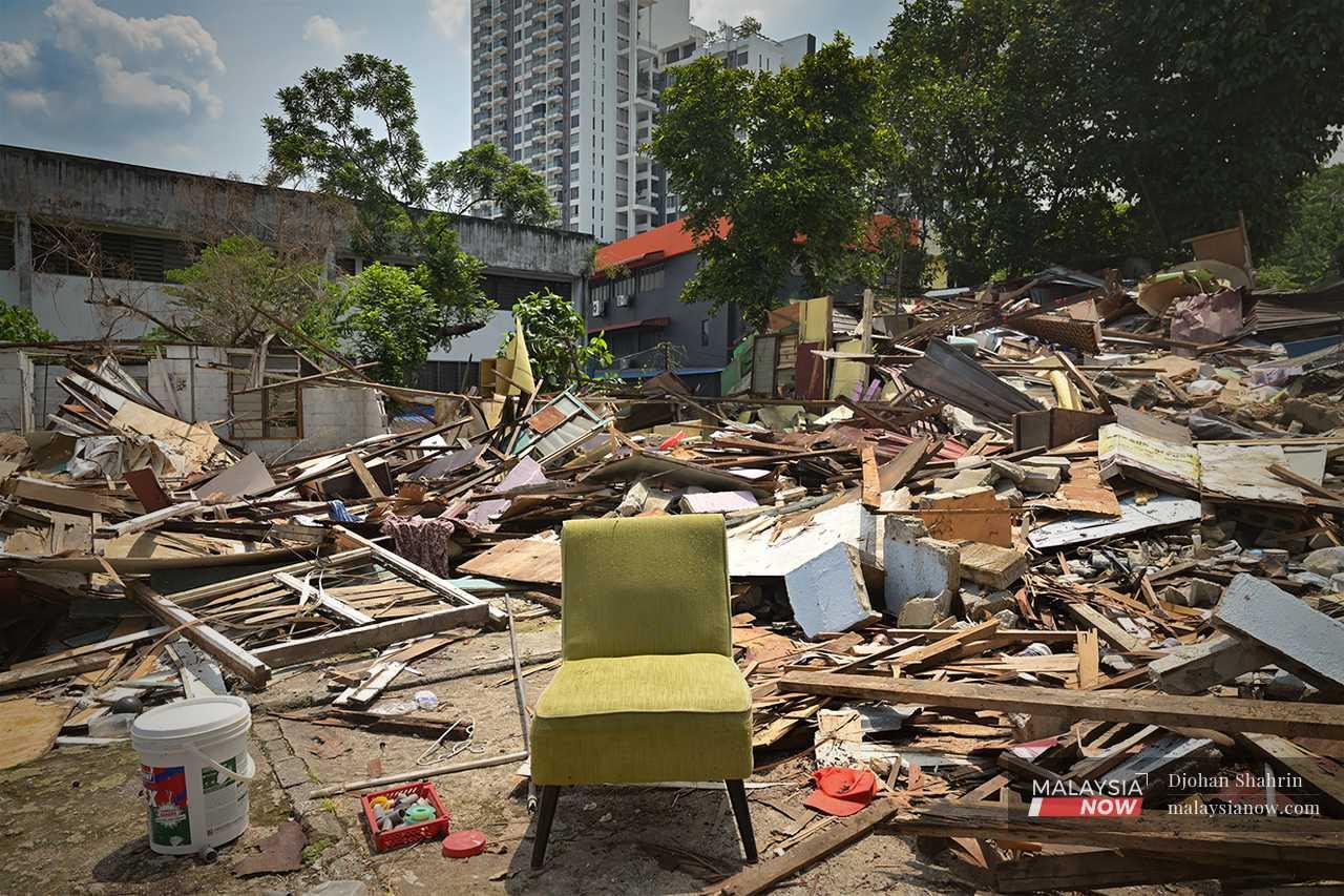 Sebuah kerusi sofa antara perabot yang dapat diselamatkan ketika perobohan yang dilakukan secara mengejut di Kampung Sri Makmur.