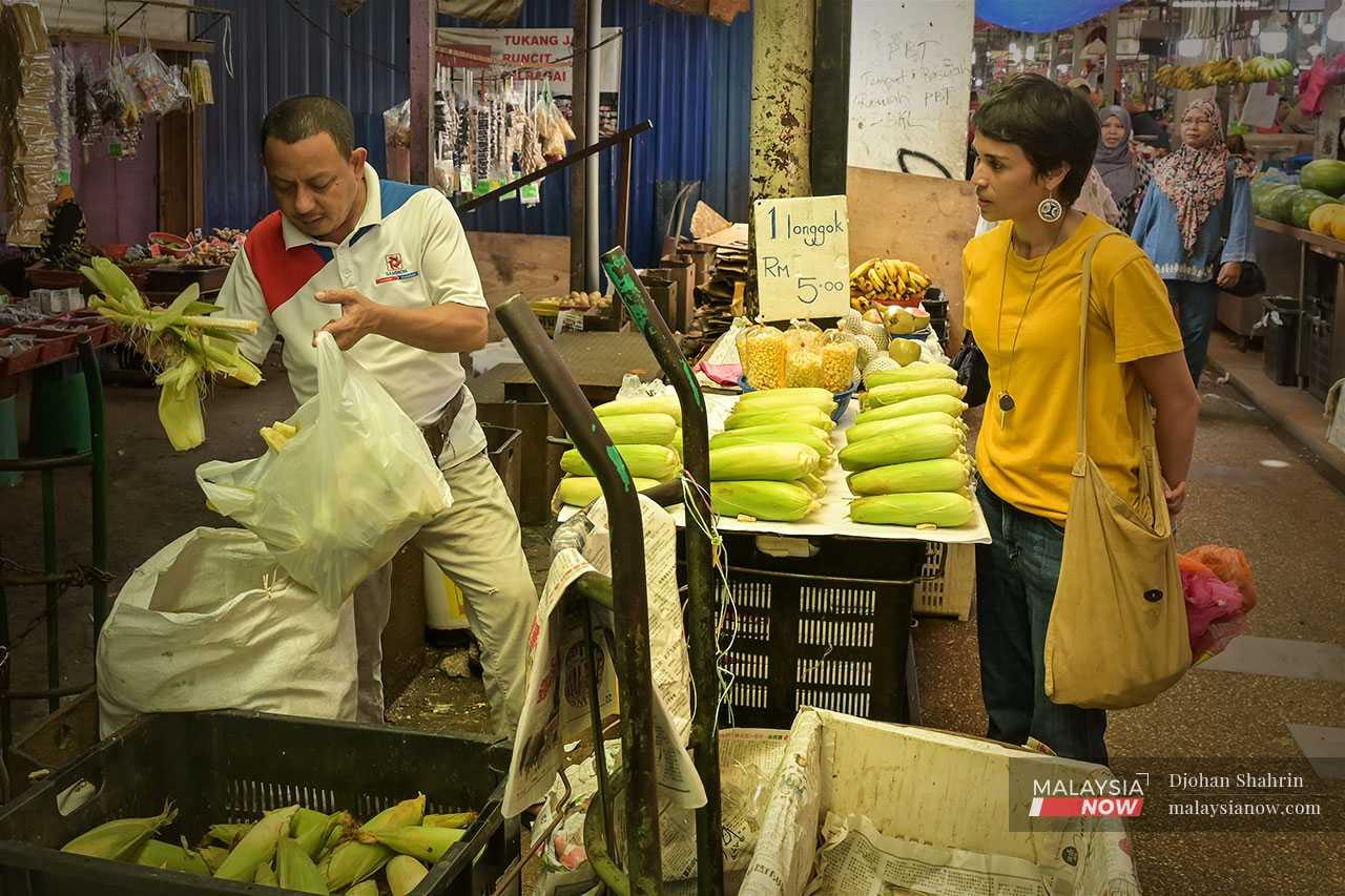 Ummi Junid spends much of her time meeting with traders to collect and save food waste from the garbage.