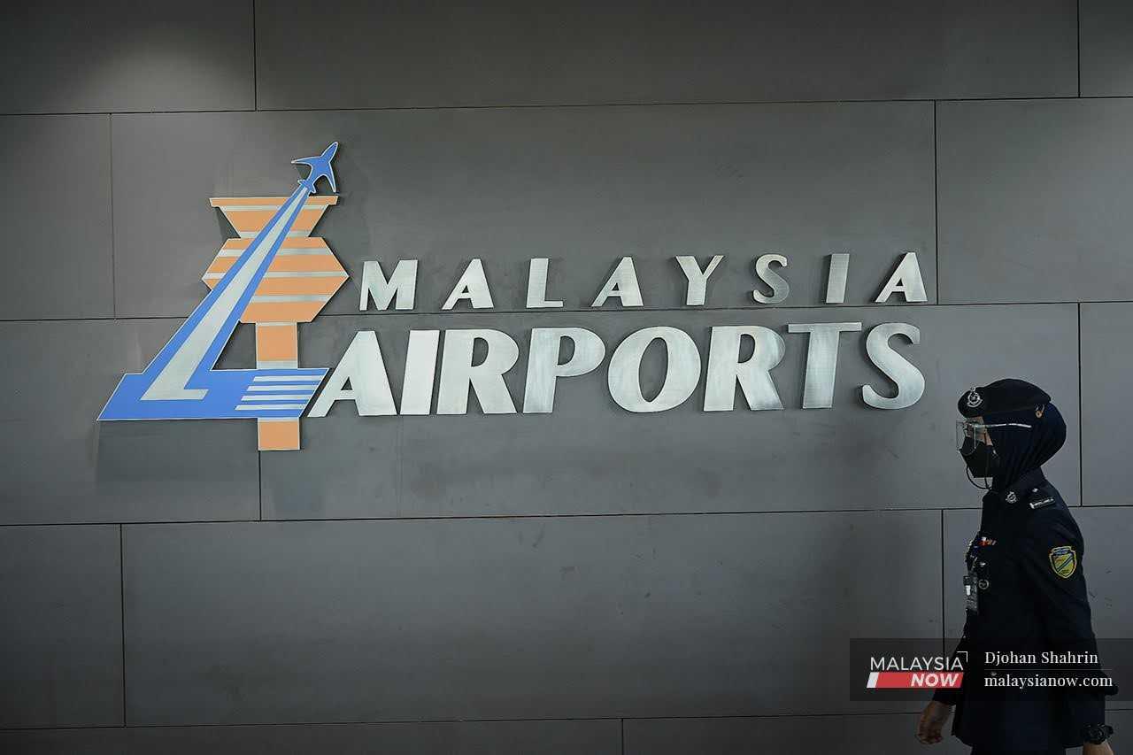Pemansuhan Mavcom sebagai pengawal selia sektor penerbangan berlaku di tengah-tengah kontroversi penjualan saham di Malaysia Airports kepada syarikat milik BlackRock.