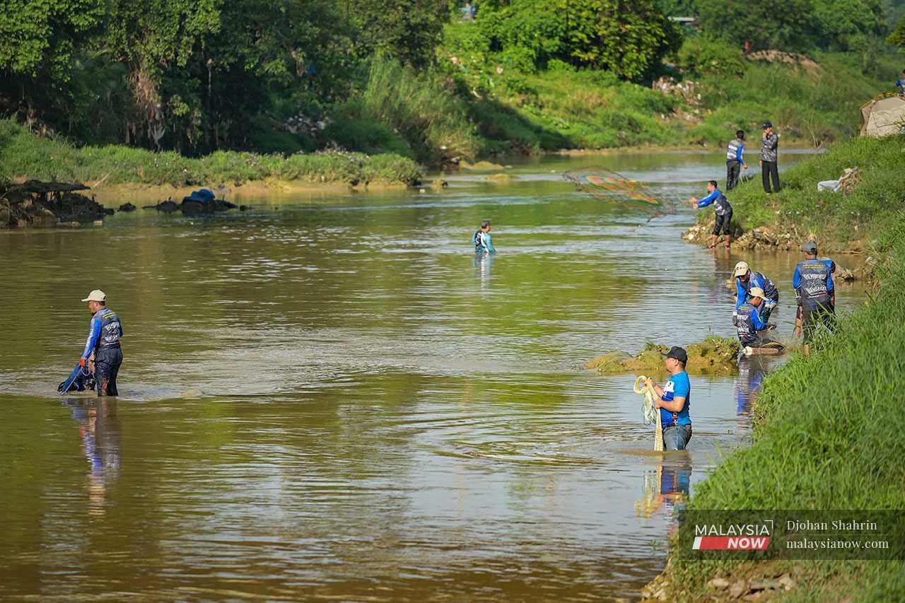 Seawal jam 7.00 pagi, sukarelawan turun ke sungai bersama jala, di mana mereka dibahagikan kepada beberapa kumpulan untuk meliputi beberapa kilometer sepanjang Sungai Langat bagi memburu ikan bandaraya dan ikan asing lain.