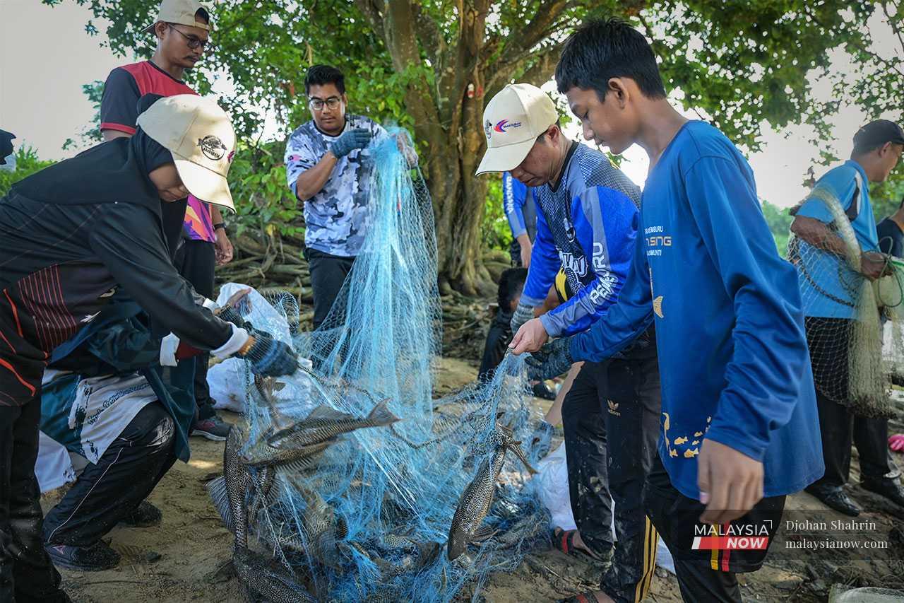 Antara sukarelawan ialah pelajar universiti yang turut sama membasmi ikan asing.