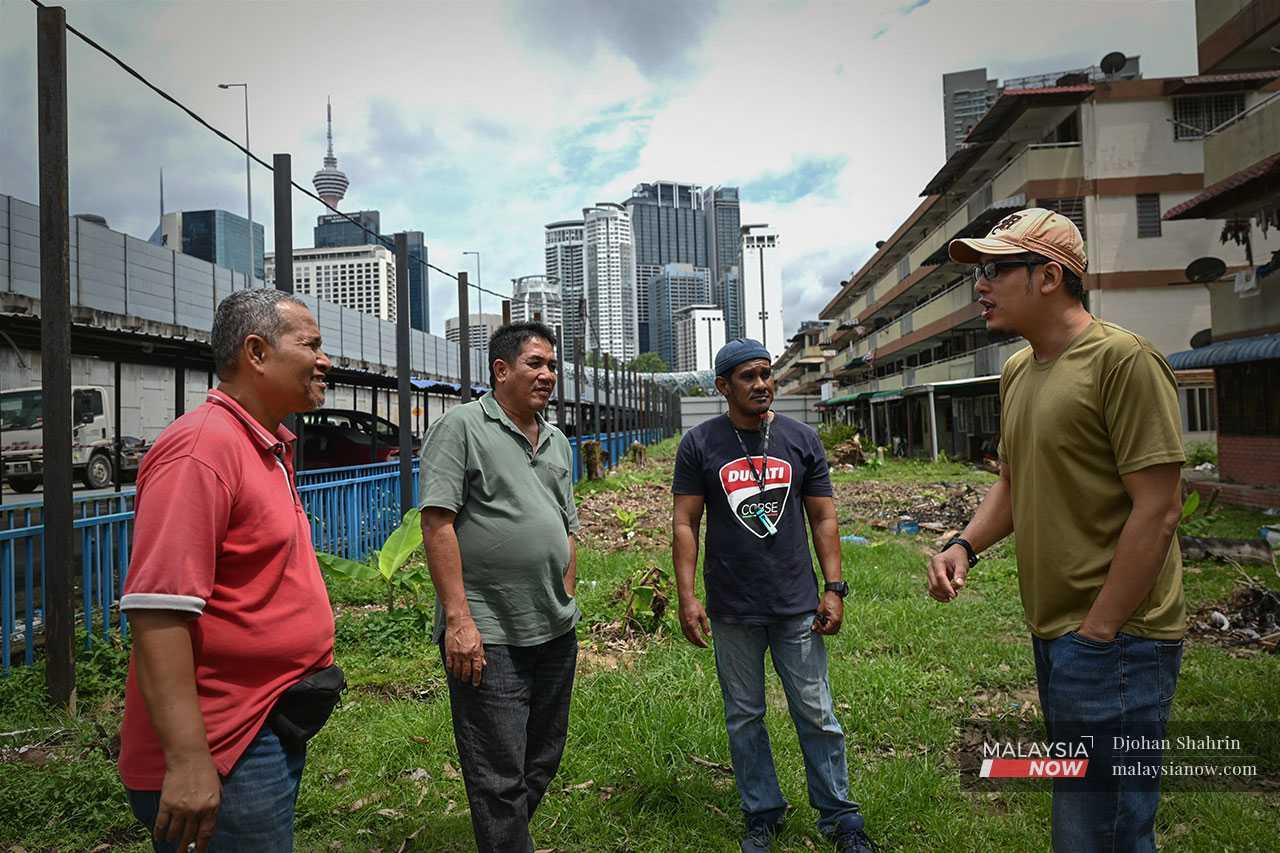 Sejak 2016, pelbagai usaha dilakukan untuk pembangunan bagi tujuan komersial. Shahzemir Shahzulkarib (kanan), 39, antara yang menentang usaha tersebut. Dia bersama Mohd Khairil Ramlee (dua dari kanan), 47, dan Mohd Shukor Othman, 57, dikejutkan dengan kehadiran jentera berat di kawasan perumahan mereka.