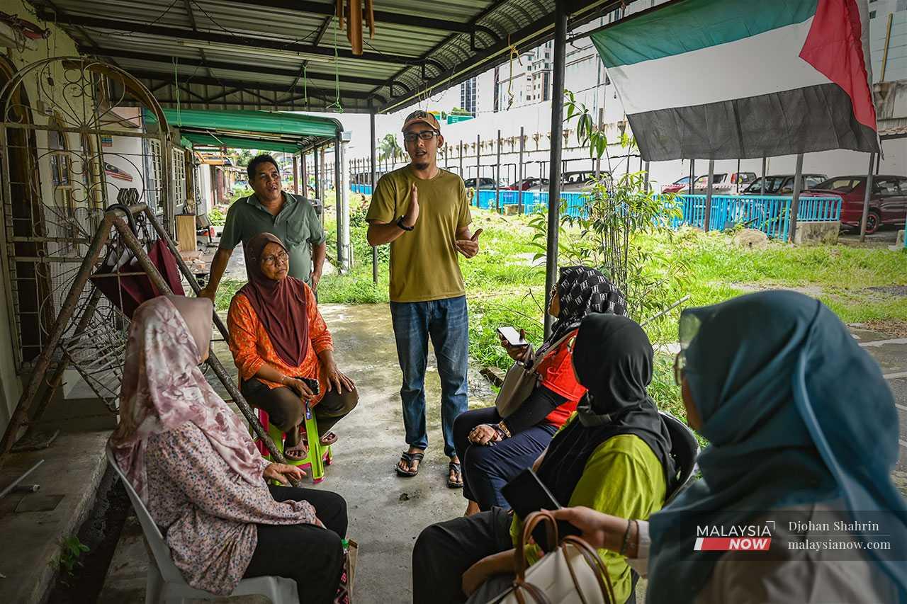 Shahzemir Shahzulkarib explains developments to other residents after a trip to Parliament to meet with several people whom they had hoped would be able to help.