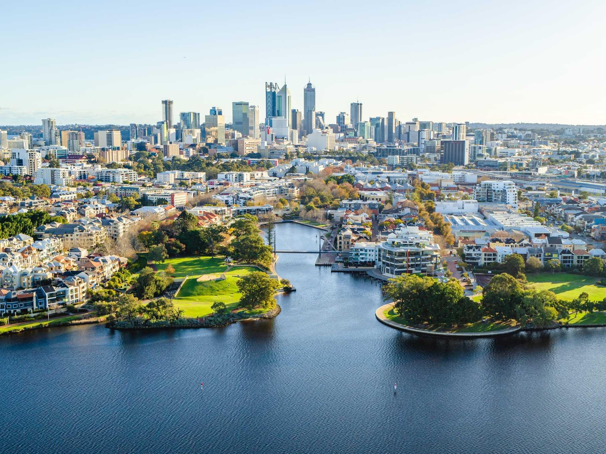 Dua syarikat milik kerajaan Selangor bercadang membawa pengurusan tertinggi dan ahli lembaga pengarah termasuk beberapa ahli politik untuk menghadiri mesyuarat syarikat di Perth, Australia.