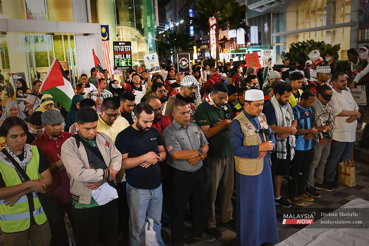 Malam ini, peserta memperingati pembunuhan pemimpin Hamas, Ismail Haniyeh, dengan menunaikan solat jenazah ghaib diimamkan oleh Mohd Zaki Zulkifli dari pertubuhan Muslim Care di Dataran Bukit Bintang.