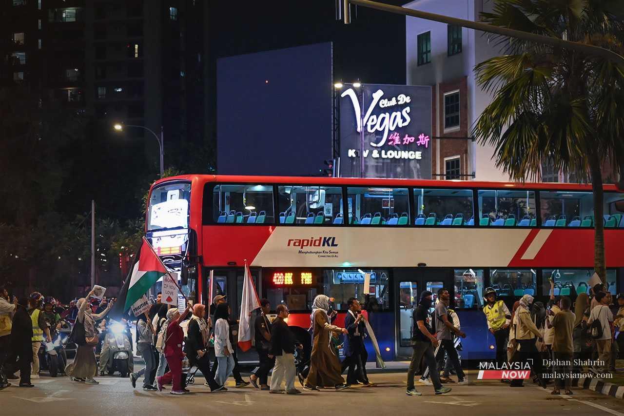 Sambil mengibarkan bendera Palestin, mereka berarak melaungkan slogan mengutuk Israel sepanjang Jalan Imbi.