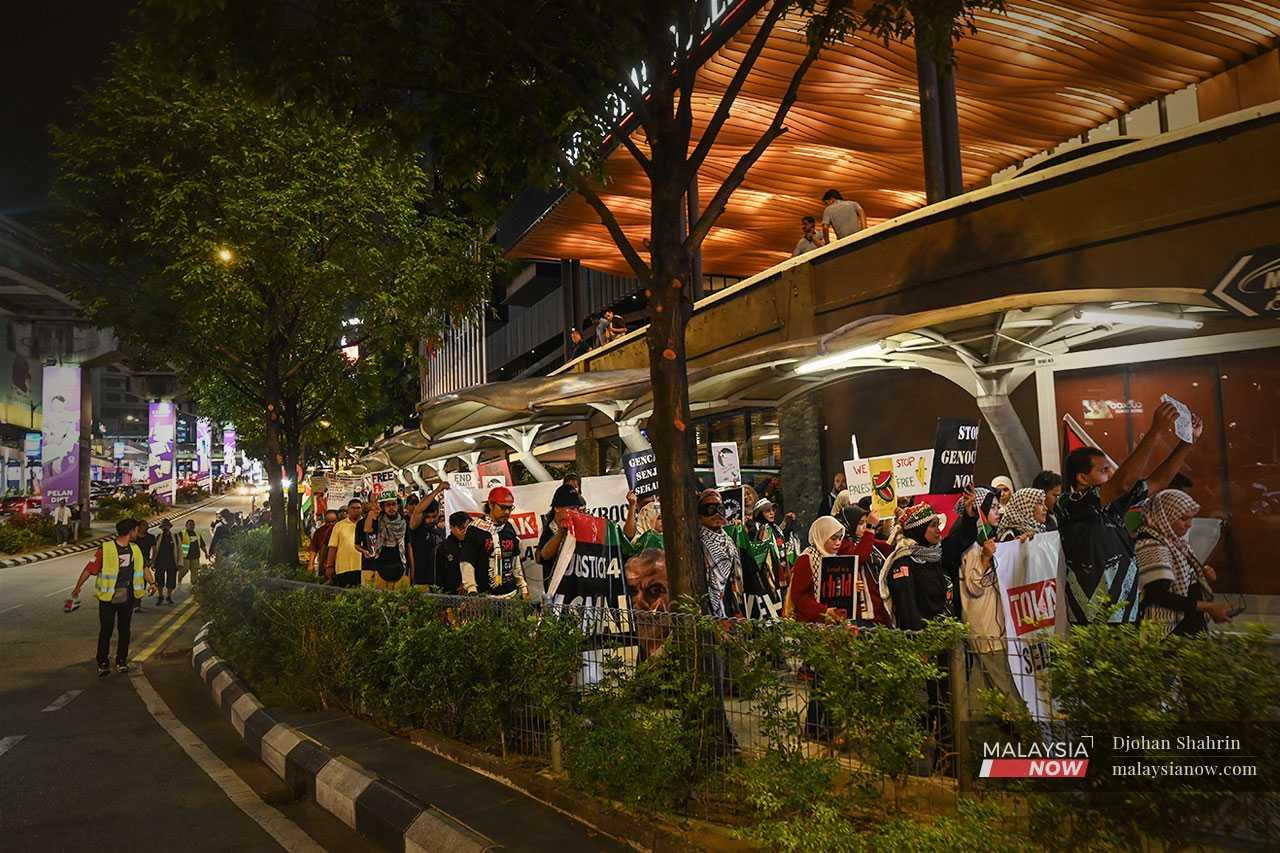 Peserta berjalan dengan tertib di kaki lima berdekatan Hotel Park Royal, Bukit Bintang.