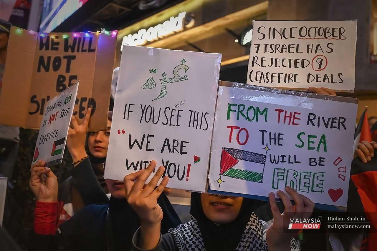 Pelbagai sepanduk dengan slogan dan maklumat mengenai serangan Israel ke atas Gaza yang setakat ini mengorbankan lebih 40,000 orang awam.