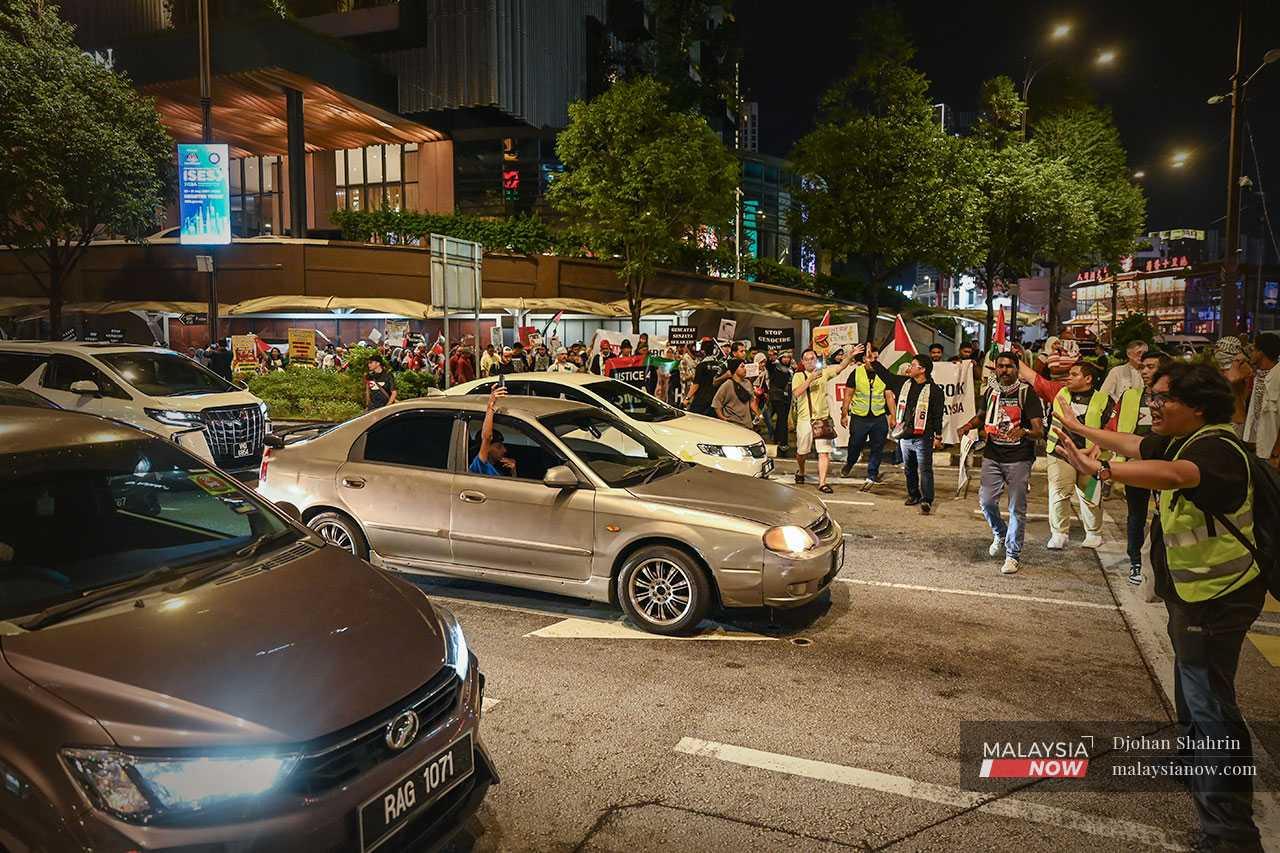 Hentian lampu trafik memberi kesempatan kepada orang ramai menyatakan sokongan kepada peserta.