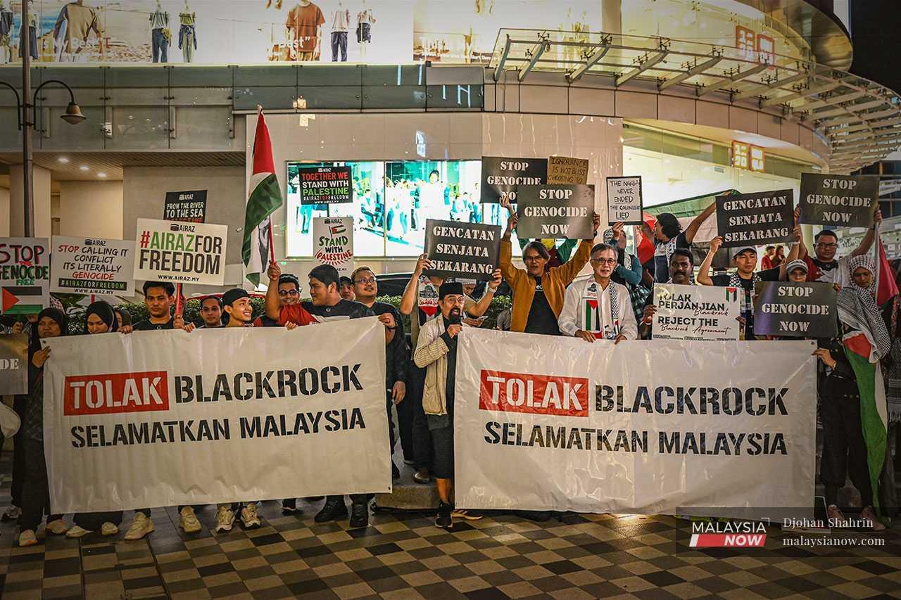 Aktivis dari Sekretariat Solidariti Palestin berkumpul di Dataran Bukit Bintang dengan sepanduk membantah keputusan kerajaan menjual saham kepada sebuah syarikat milik firma mesra Israel, BlackRock.