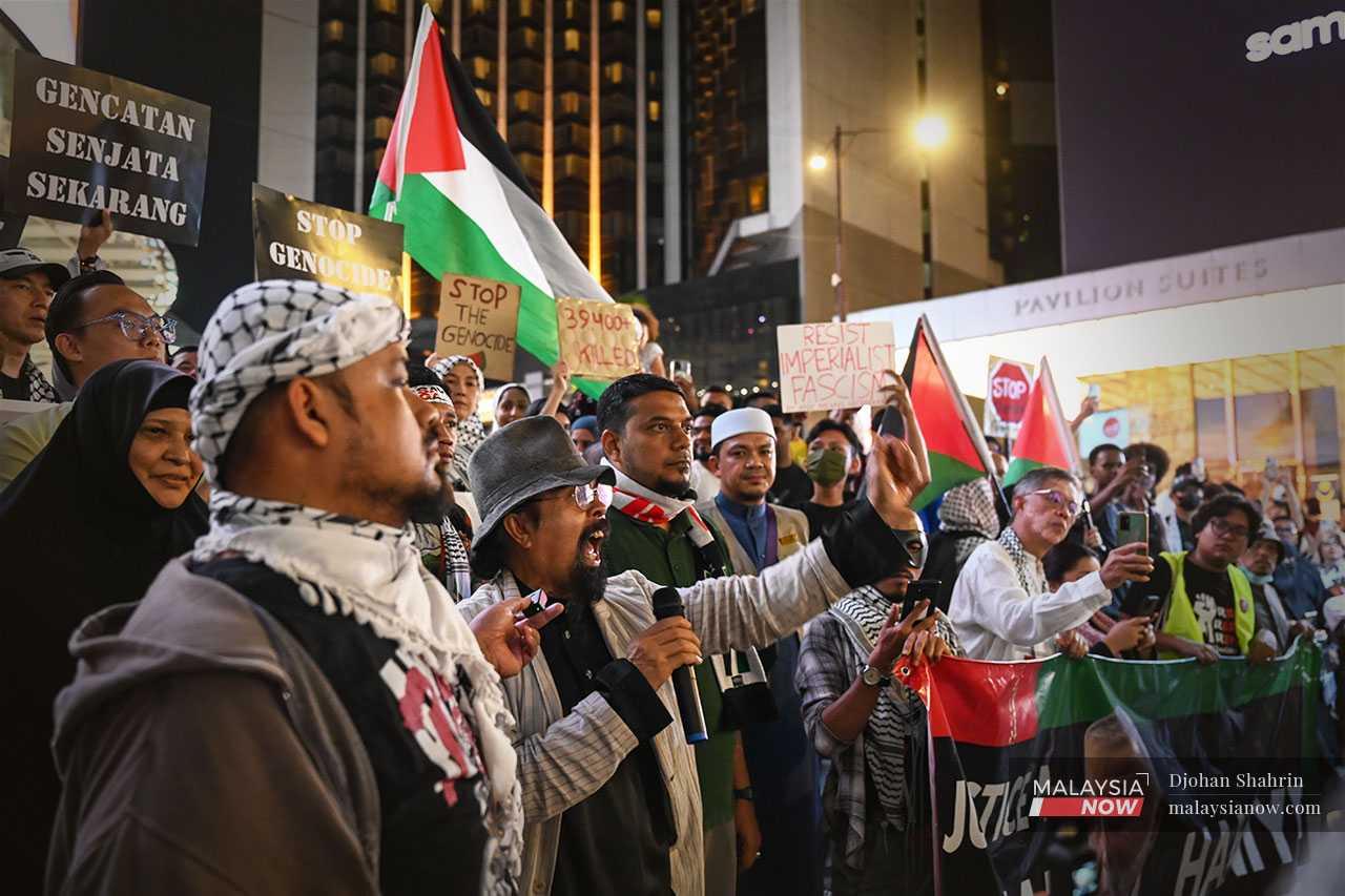 Aktivis terkenal Hishamuddin Rais dengan beberapa pemimpin pertubuhan anti-Israel lain menyampaikan ucapan di Dataran Bukit Bintang.