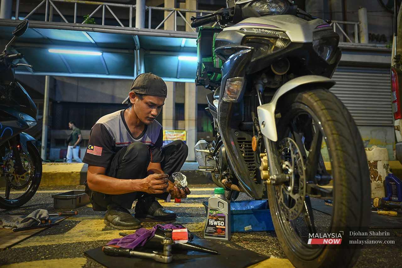 Former postal worker Muhamad Nizam Zainon is also part of Minyak Hitam Jalanan and serves customers in Klang and Shah Alam.