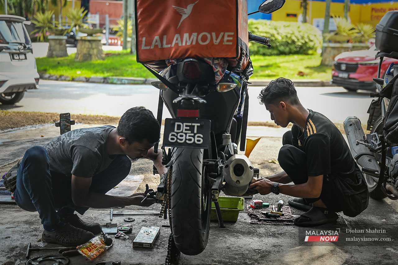 Most of Minyak Hitam Jalanan's customers are e-hailing riders who are familiar with the team.