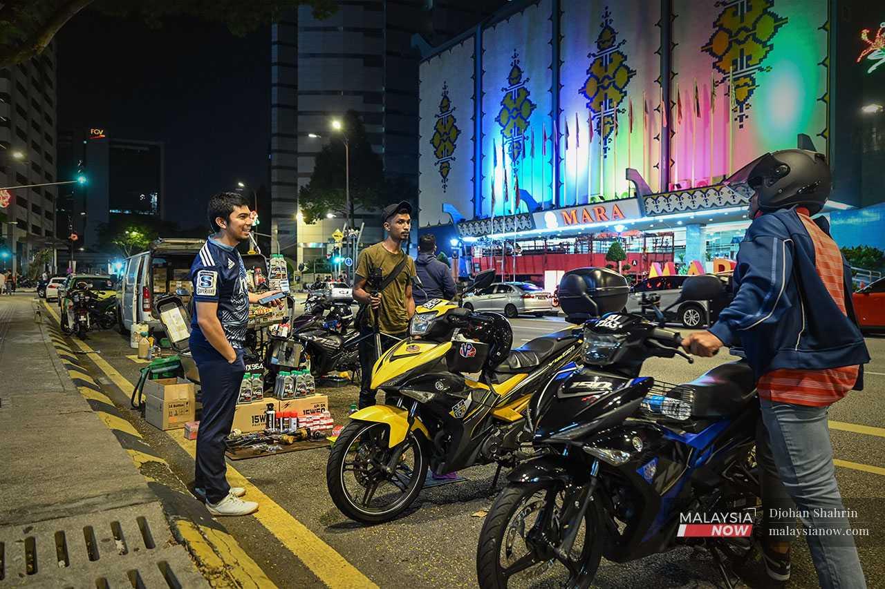 Sejak tiga tahun lalu, Yusof menjadikan Jalan Raja Laut, Kuala Lumpur sebagai lokasi aktiviti mingguan bersama rakan pasukan Minyak Hitam Jalanan.