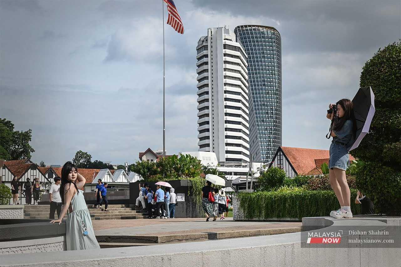 Bilangan rakyat China yang menetap di Malaysia meningkat dua kali ganda sejak dua tahun lalu, di sebalik kempen agresif kerajaan menarik berjuta-juta pelancong China.