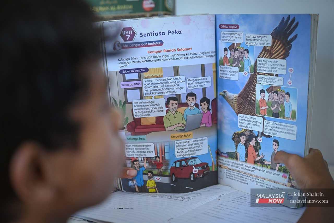 Experts criticise the Bahasa Melayu syllabus for primary school students, saying complicated topics cause them to lose interest in learning the national language.