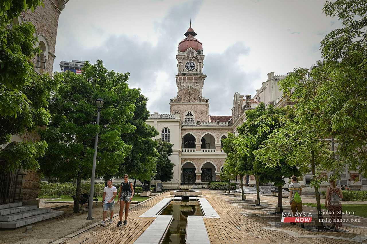 Menara jam setinggi 41 meter di Bangunan Sultan Abdul Samad pertama kali berbunyi pada 1897 sempena sambutan jubli intan Ratu Victoria pada tahun itu.