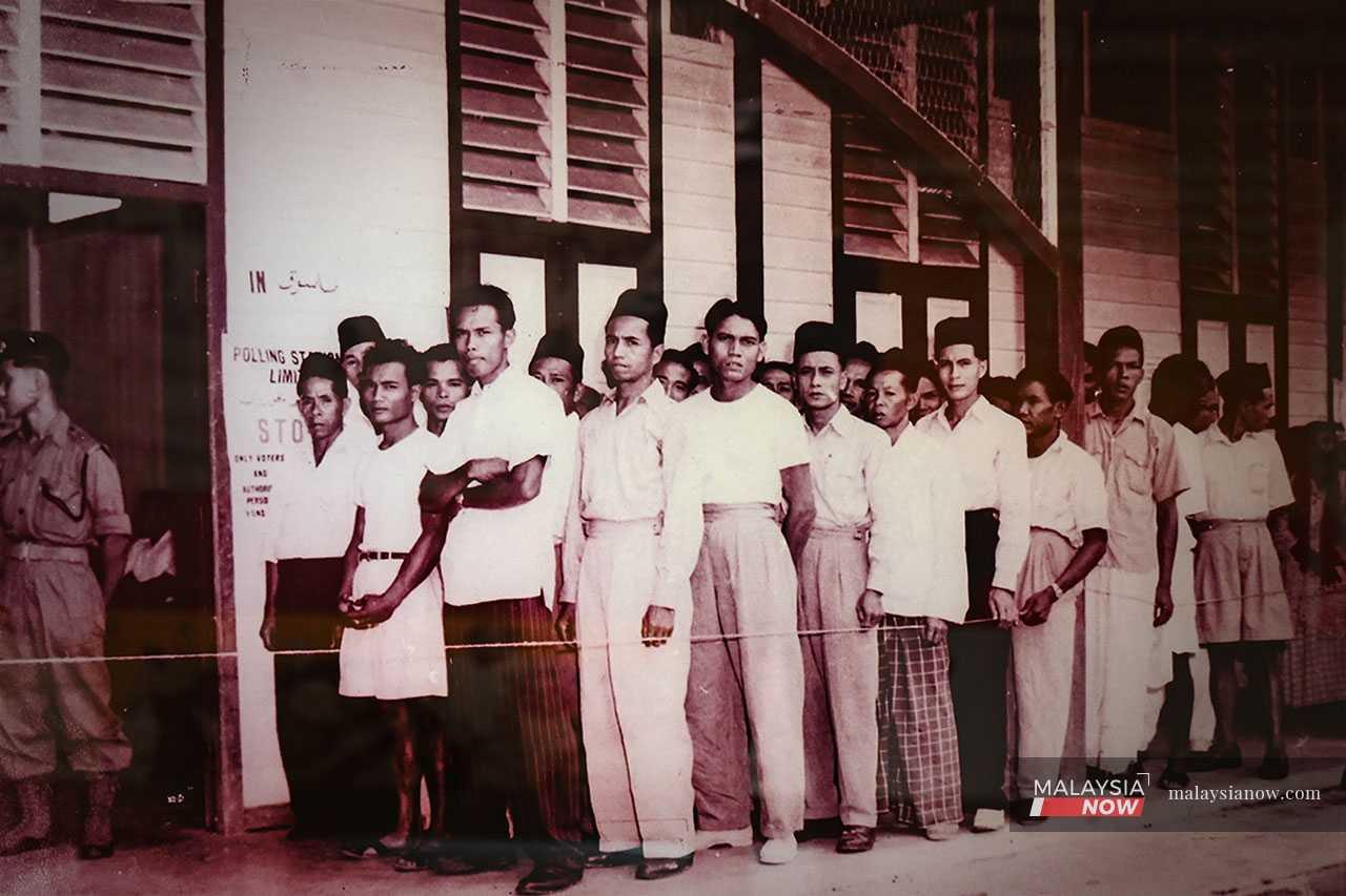 In 1955, Malaya held its first general election in which the Tunku-led Perikatan came to power on the promise of securing independence. The party, which later evolved into Barisan Nasional, remained in power for the next six decades.