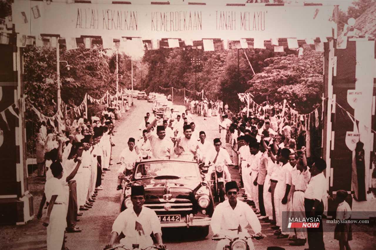 Pemandangan orang ramai yang menyertai perarakan menyambut Tunku di Melaka.