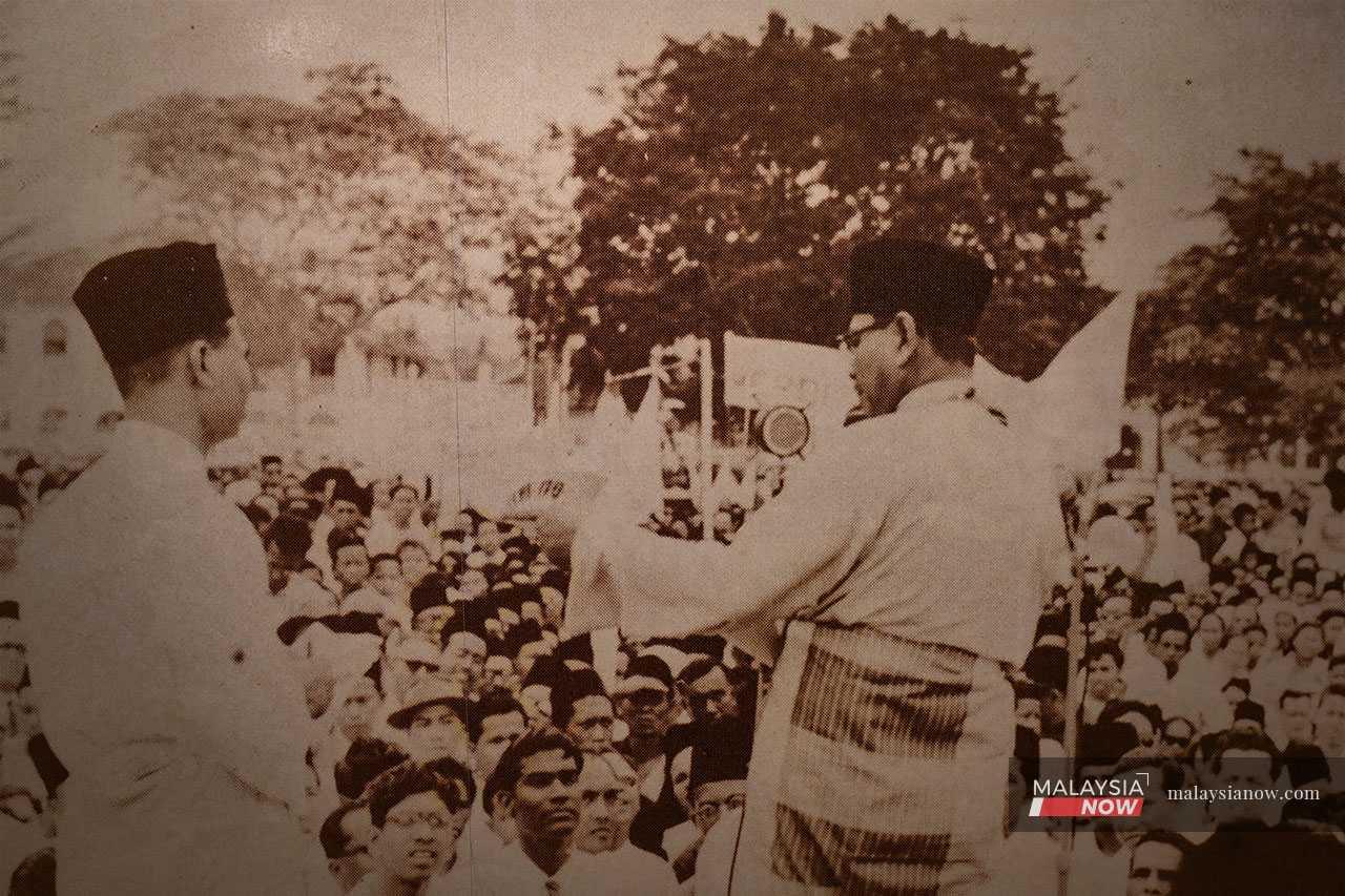 Pada hari sama di sebuah padang di Melaka, Tunku membuat pengumuman yang ditunggu-tunggu, iaitu Tanah Melayu akan mencapai kemerdekaan pada 31 Ogos 1957.