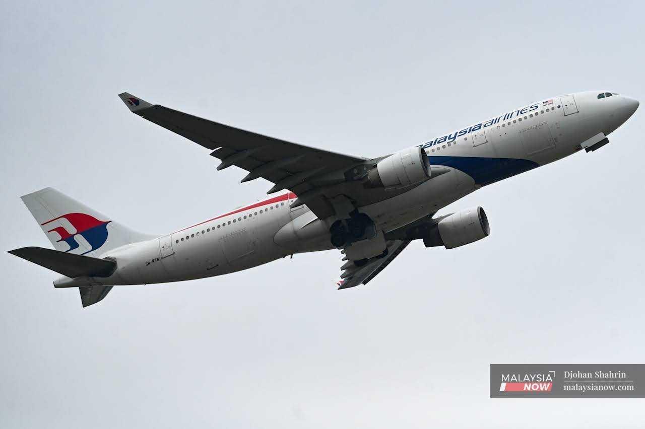 Sebuah pesawat Malaysia Airlines berlepas dari Lapangan Terbang Antarabangsa Kuala Lumpur di Sepang. Syarikat itu baru-baru ini terpaksa mengurangkan kekerapan penerbangan ke 13 destinasi.