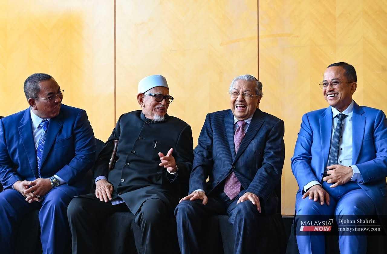 Dr Mahathir Mohamad dan Presiden PAS Abdul Hadi Awang berkongsi sesuatu, sambil diperhatikan MB Kedah Muhammad Sanusi Md Nor (kiri) dan MB Terengganu Ahmad Samsuri Mokhtar.