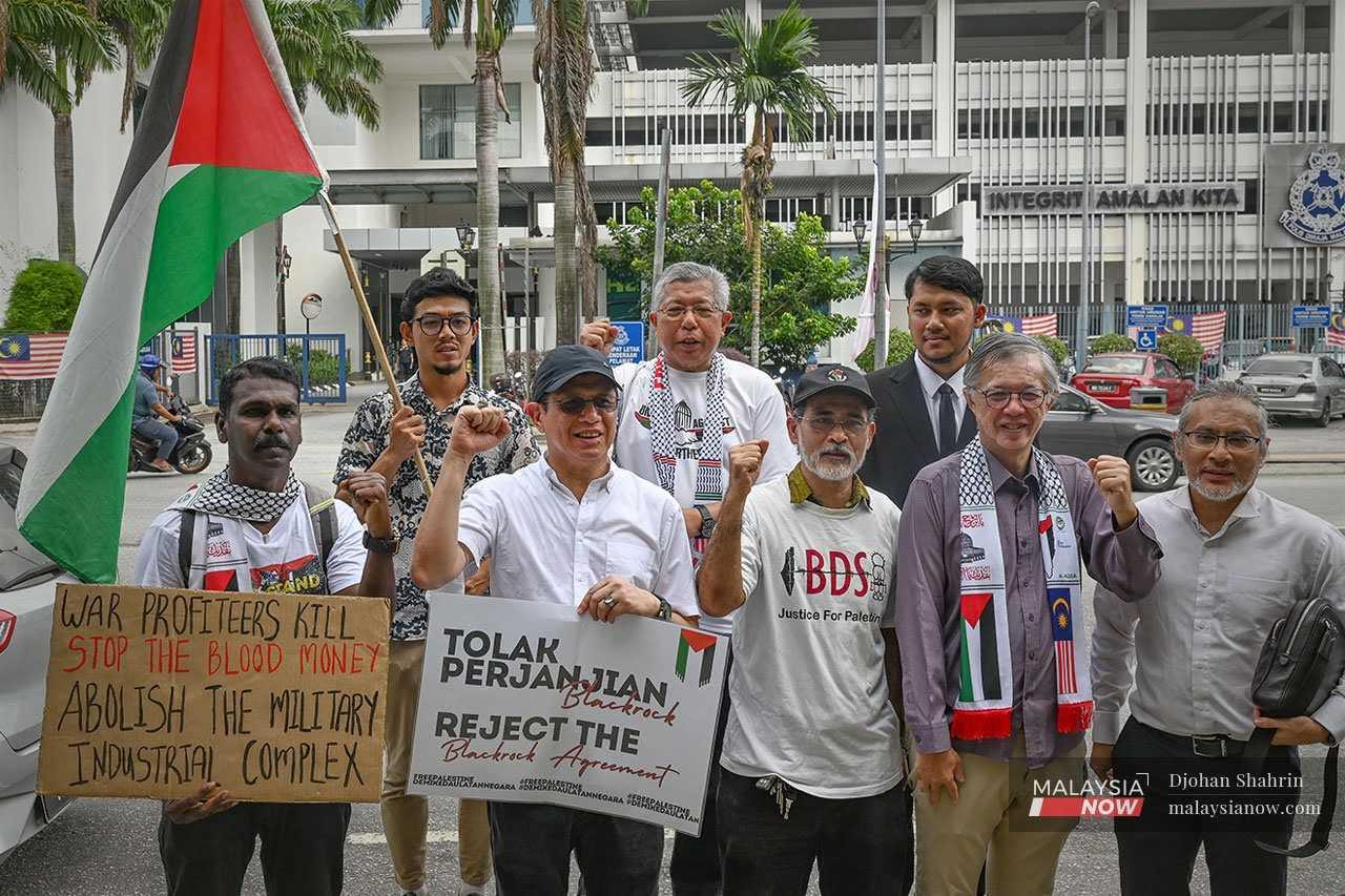 Nazari Ismail (tengah, depan) bersama Tian Chua dan aktivis lain di hadapan Ibu Pejabat Polis Daerah Sentul selepas membuat laporan mengenai syarikat tempatan terlibat dalam penghantaran kargo ke Israel.