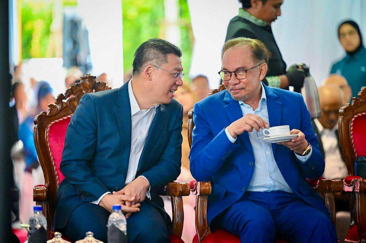 Anwar Ibrahim bersama pemimpin berpengaruh DAP, Nga Kor Ming. Sokongan parti itu yang menjadi rakan kongsi terbesar dalam kerajaan campuran dilihat kritikal untuk Anwar terus berkuasa.