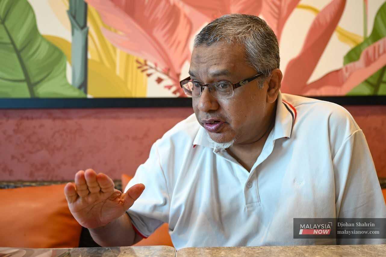 Amanah co-founder Hanipa Maidin says his party should hold a vote to reconsider its participation in the government.