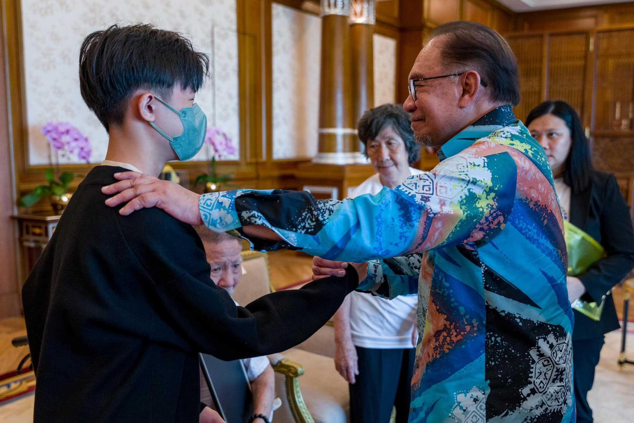 Anwar Ibrahim meeting family members of the late Teoh Beng Hock on Aug 1, 2024. Photo: Facebook.