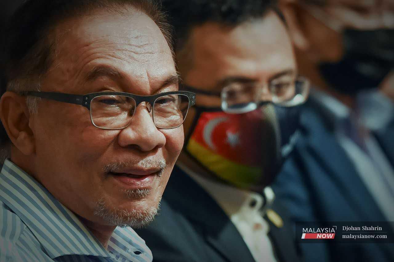 Anwar Ibrahim has been urged to clear his name after a Bloomberg report claimed he had meddled in MACC affairs.