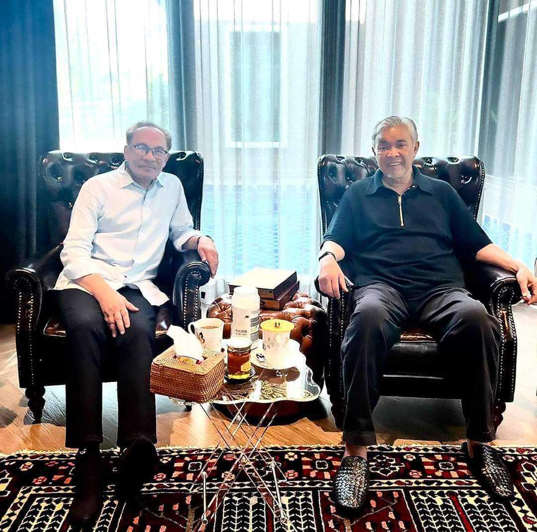 Perdana Menteri Anwar Ibrahim bersama Presiden Umno Ahmad Zahid Hamidi, yang memainkan peranan penting dalam memastikan pemimpin PKR itu membentuk kerajaan selepas keputusan tergantung pilihan raya 2022.