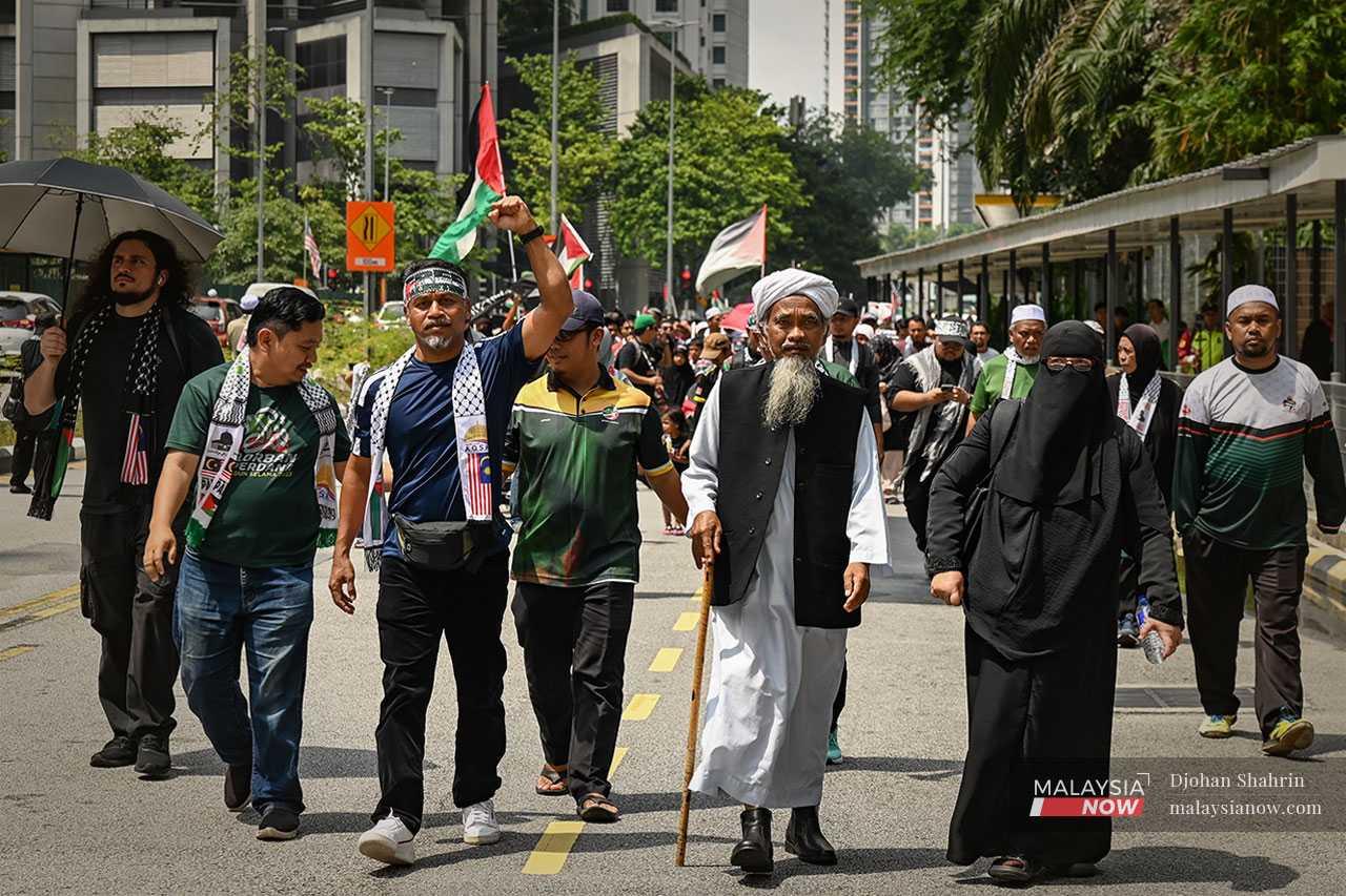 Demonstrasi yang diberi nama 'Himpunan Satu Tahun Taufan Al-Aqsa', bersempana operasi Hamas pada 7 Oktober, bermula dengan perarakan dari Masjid Asy-Syakirin menuju ke Kedutaan Amerika Syarikat di Jalan Tun Razak.