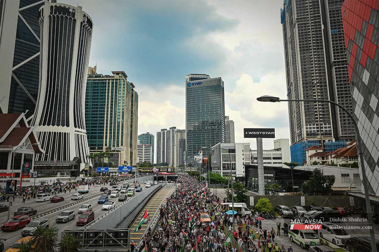 Thousands of pro-Palestine protesters on both sides of Jalan Tun Razak.