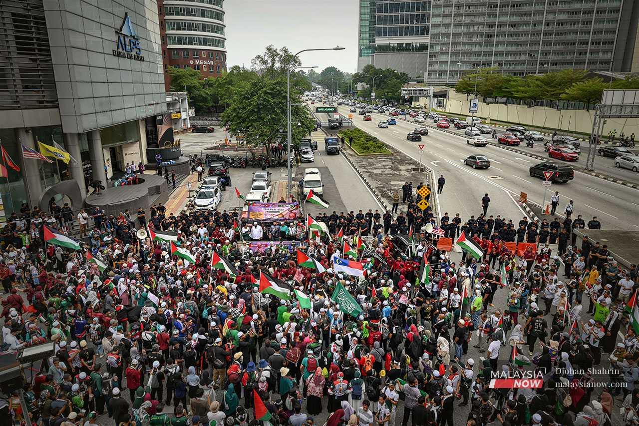 As in previous anti-Israel rallies, police prevent protesters from approaching the US embassy.