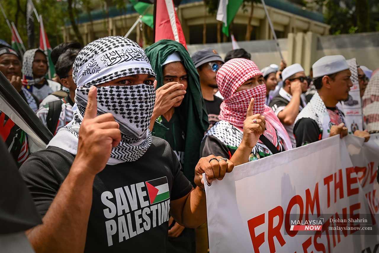 Ramai peserta memakai keffiyeh Palestin yang menjadi simbol perjuangan menentang penjajahan Zionis.