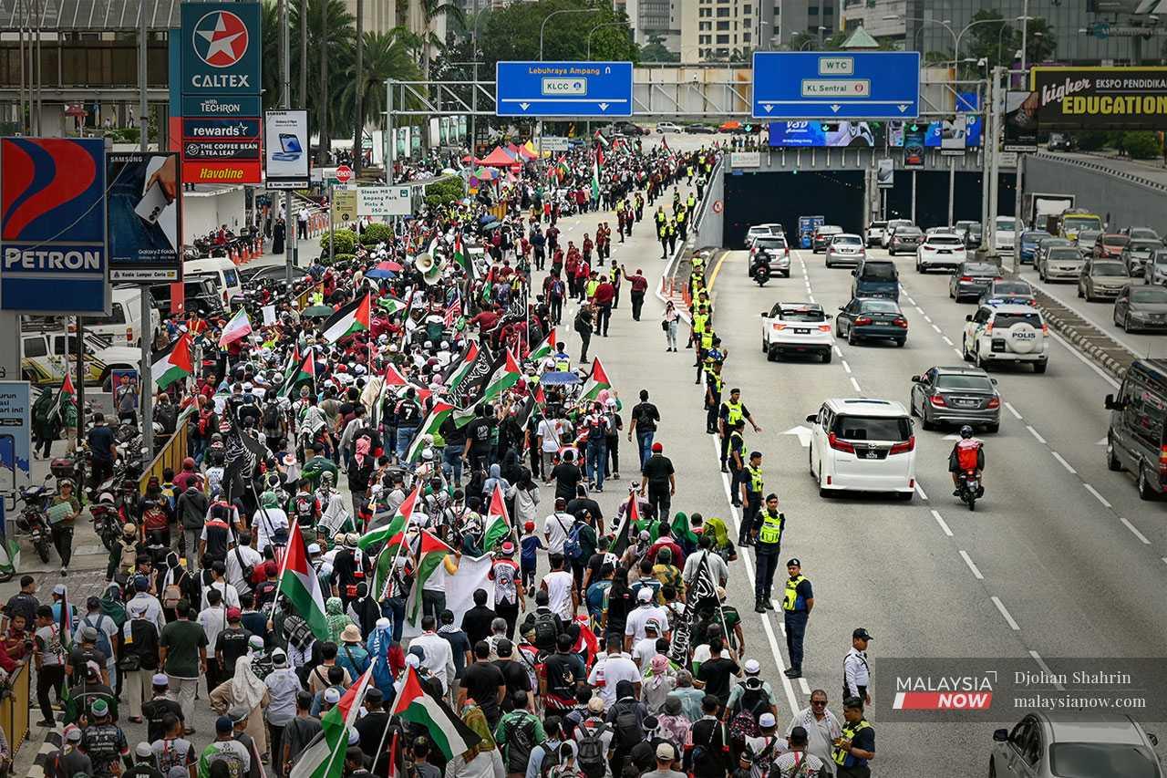 Sebahagian Jalan Tun Razak dibanjiri orang ramai yang berarak menuju ke Kedutaan Amerika Syarikat.